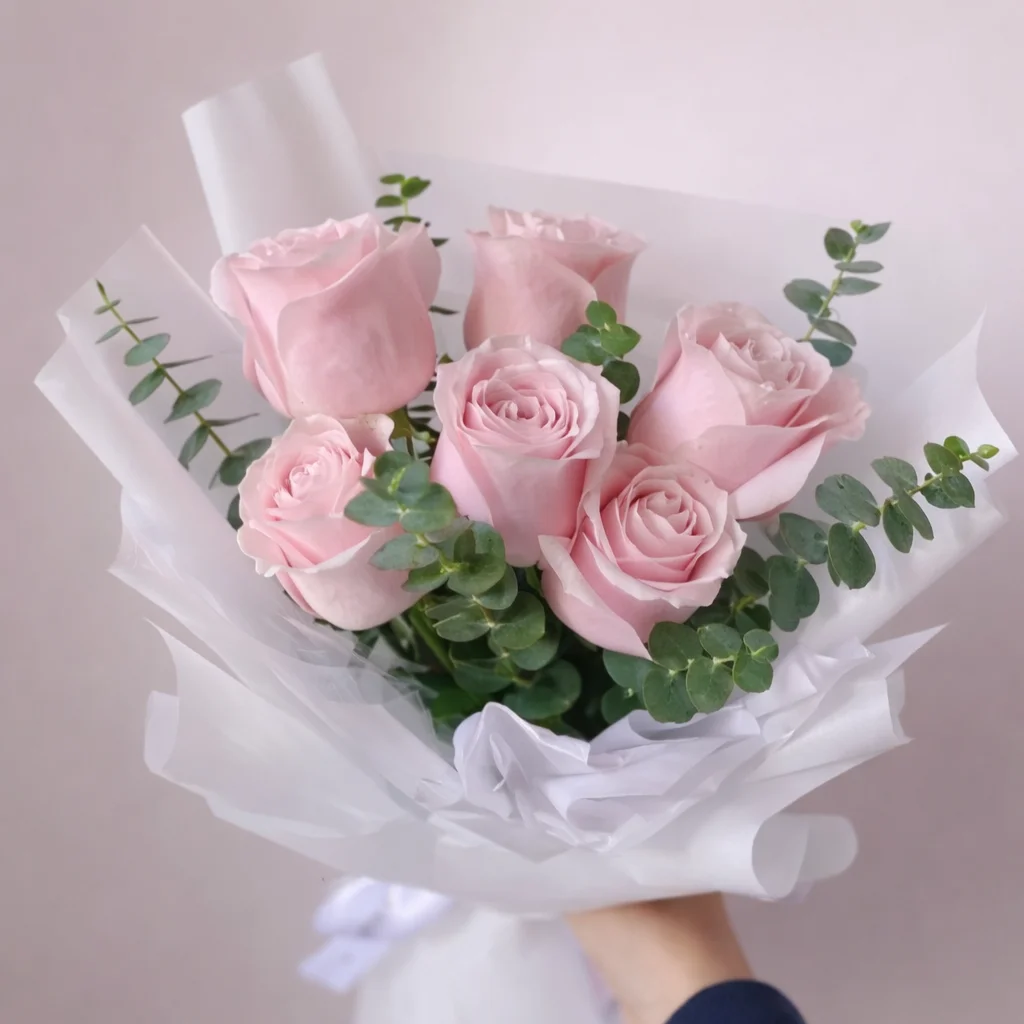 Ramo de 6 rosas rosadas con eucalipto - Sara Shopp Floristería Palmira
