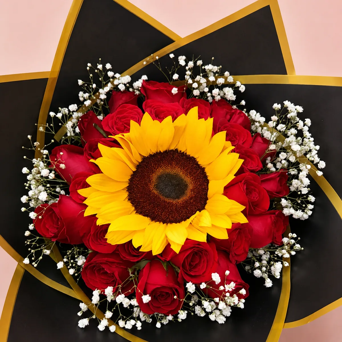 Ramo de rosas rojas con girasol central
