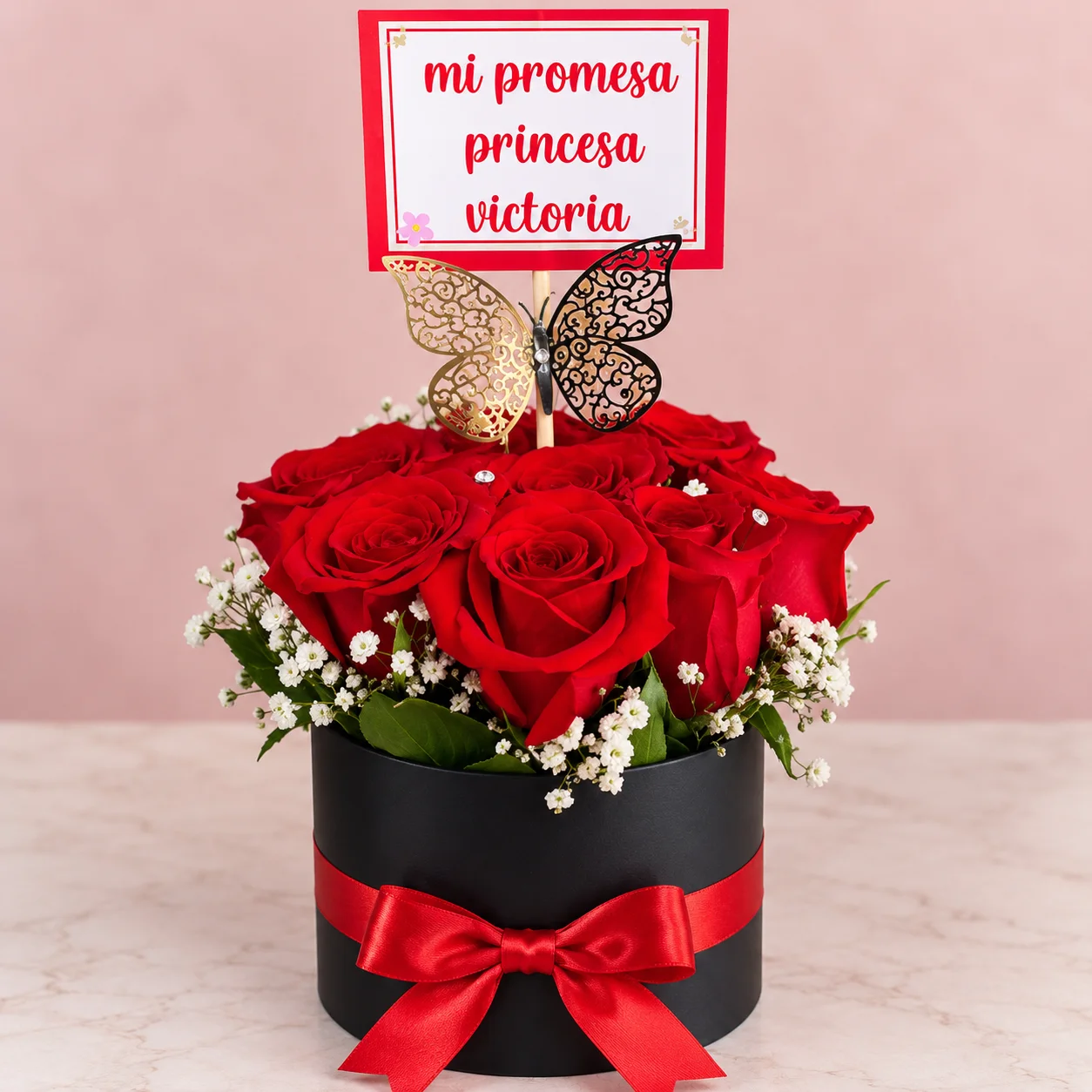 Caja negra con 9 rosas rojas, mariposas y cartel personalizado - Sara Shopp Floristería Palmira